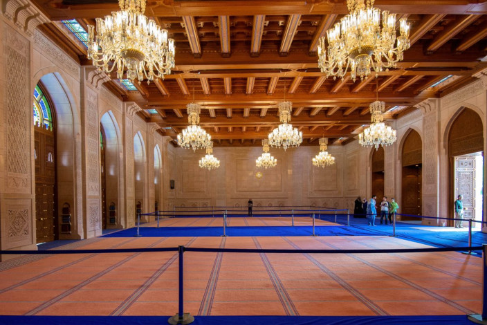 Im Vergleich zur prächtigen Männergebetshalle ist der Frauen-Gebetssaal der Sultan Qaboos Moschee in Muscat nahezu bescheiden eingerichtet, Oman