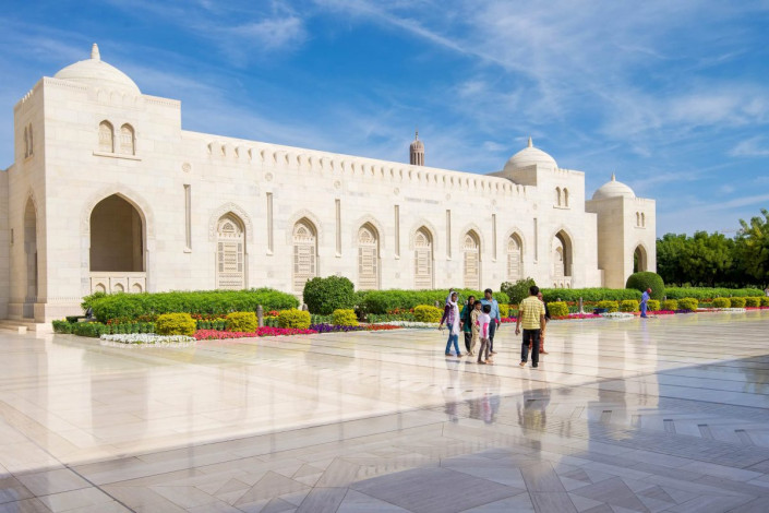 Wer sich der Sultan Qaboos Moschee von Muscat nähert, wird sofort von ihrer beeindruckenden Aura in den Bann gezogen, Oman