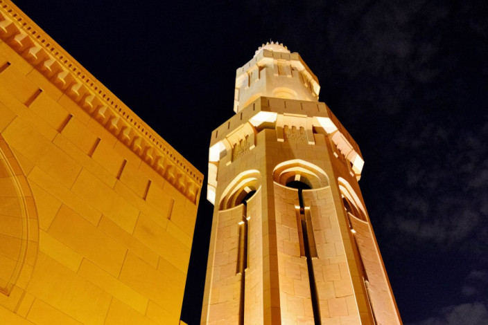 Zusätzlich zum Hauptminarett in der Mitte wir die Sultan Qaboos Moschee in Muscat von kleineren Minaretten an allen vier Ecken eingefasst