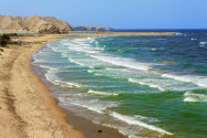 Nicht umsonst ist das kleine Küstenstädtchen Yiti-Beach im nördlichen Oman nach seinem idyllischen Strand benannt - © Ivan Pavlov / Shutterstock