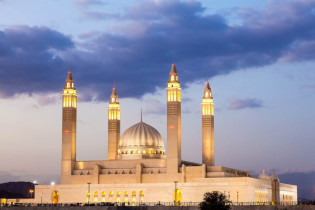 Noch beeindruckender als die Sultan-Qaboos-Moschee im Zentrum präsentiert sich die Große Moschee von Nizwa am Stadtrand, Oman