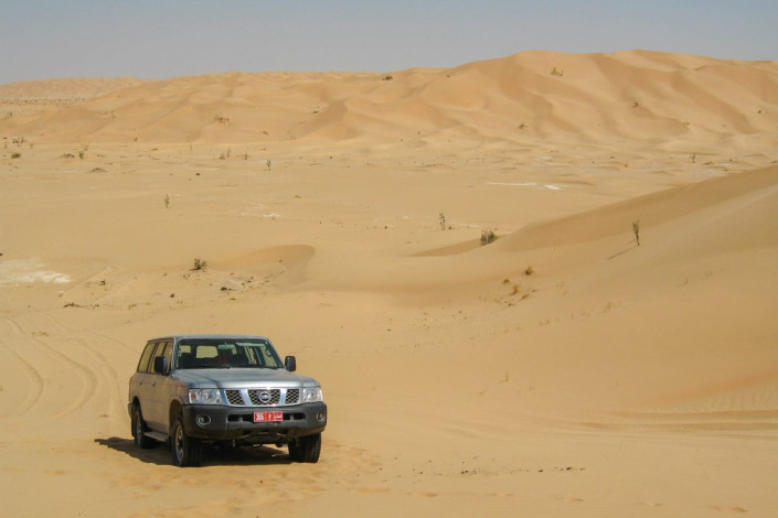 Ohne Wüstenausrüstung sind Ausflüge durch die Sanddünen mit dem Geländewagen nur am Rande der faszinierenden Rub al-Khali möglich, Oman