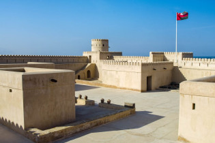 Das klassisch rechteckige Fort Sinesilas in der Stadt Sur im nordöstlichen Oman