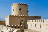 Eine der vier Rundtürme der Festung Sinesilas in der Stadt Sur, Oman - © ByelikovaOksana/Shutterstock