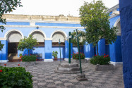 Das Claustro de Naranjos (Hof der Orangen) im Kloster Santa Catalina ist in strahlendem indigoblau gehalten, Arequipa, Peru - © flog / franks-travelbox