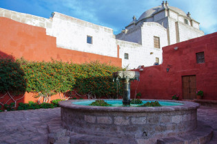 Der Plaza del Zocodover im Kloster Santa Catalina enthält einen malerischen runden Steinbrunnen, Arequipa, Peru