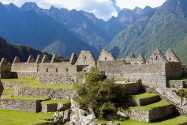 Blick über die Ruinen von Machu Picchu, im Hintergund die wolkenverhangenen Anden, Peru - © flog / franks-travelbox