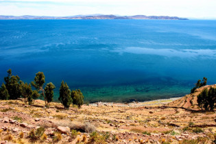 Blick von der 5km langen und knapp 2km breiten Isla Taquile über die Wasseroberfläche des Titicaca-Sees in Peru