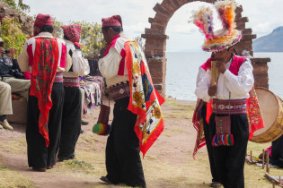 Bunte Folklore auf der Isla Taquile im Titicaca-See, Peru