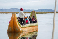 Die Fahrten über den Titicaca-See an der Grenze zwischen Peru und Bolivien erfolgen in traditionellen Holzbooten - © flog / franks-travelbox