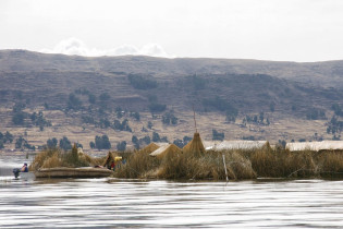 Die Schwimmenden Inseln am Lago Titicaca in Peru und Bolivien bestehen zur Gänze aus Schilfgras und schwimmen bei Hochwasser tatsächlich über den See