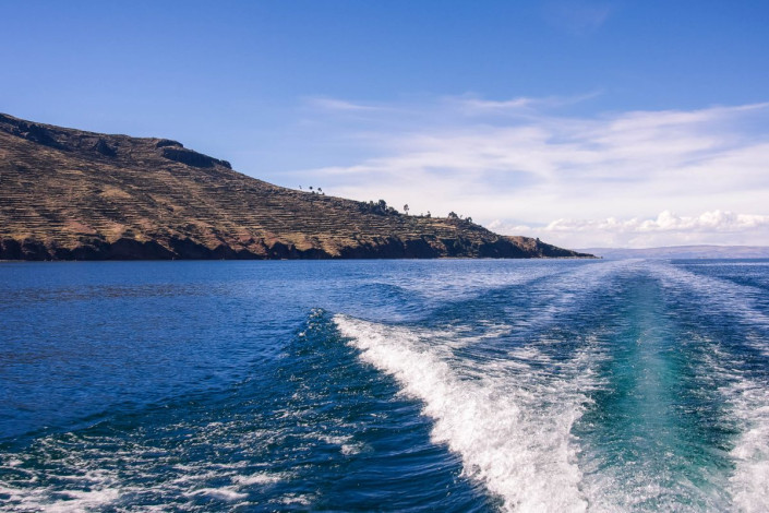 Eine Bootsfahrt am Titicacasee bietet faszinierende Ausblicke aud die Inseln im See zwischen Peru und Bolivien