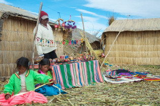 Farbenfroher Markt auf den Islas de los Uros, den Schwimmenden Inseln am Titicaca-See, Peru, Bolivien