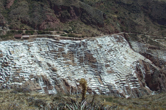 Die Becken der Salinen von Maras klammern sich zu tausenden an die steilen Hänge der Cordillera Urubamba im Süden von Peru