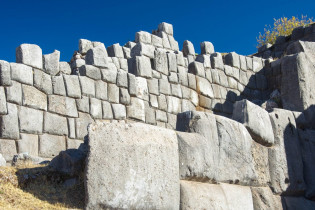 Nicht einmal ein Blatt Papier passt zwischen die perfekt behauenen Steine der Inka-Mauern von Sacsayhuamán im Süden von Peru