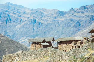Seit Jahrhunderten thront ca. 600 Meter über Pisac im Heiligen Tal der Inka ein Zeremonien-Zentrum, dessen Mauern und Hütten heute noch gut zu sehen sind, Peru