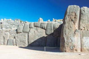 Wie die gigantischen Monolithen nach Sacsayhuamán geschleppt wurden, ist bis heute in Rätsel, Peru