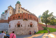 Das um einen Innenhof angelegte Wawel-Schloss in Krakau, Polen, besteht aus einer Vielzahl an Gebäuden, Türmen und Verteidigungsanlagen - © De Visu / Shutterstock
