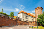 Das Wawel-Schloss in Polen zählt seit 1978 gemeinsam mit der Krakauer Altstadt zum Weltkulturerbe der UNESCO - © Niyazz / Shutterstock