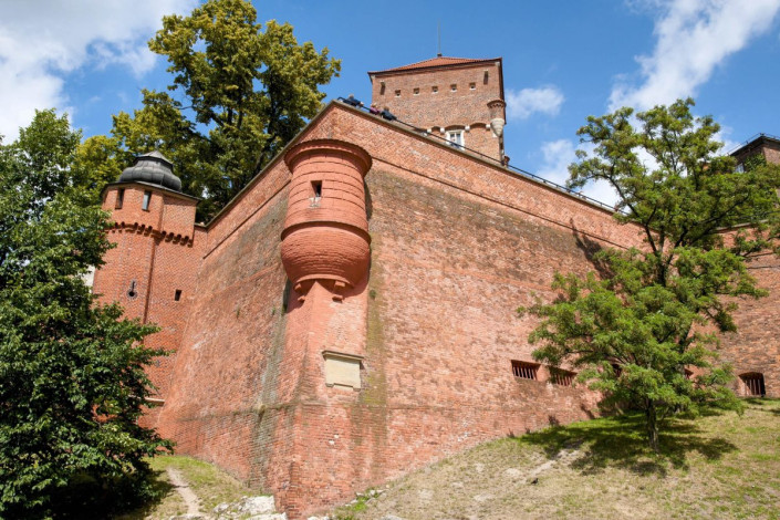 Der Platz auf dem Hügel des Wawel-Schlosses in Krakau, Polen, war seit dem frühen Mittelalter von einer Burganlage belegt