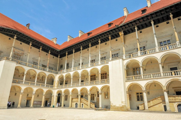Die Fassade des fantastischen Wawel-Schlosses in Krakau wurde im 21. Jahrhundert renoviert, Polen