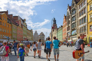 Der mittelalterliche Platz im Kern von Wroclaw wird auch „Großer Ring" oder einfach nur „Der Ring" („Rynek") genannt und bildet heute das Zentrum der Fußgängerzone, Polen - ©  gumbao / Shutterstock