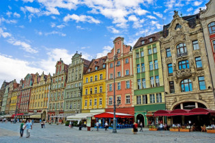 Die farbenfrohen Patrizierhäuser am Marktplatz in Wroclaw (Breslau) wurden im Stil um 1800 restauriert, Polen