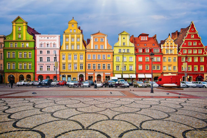 Die farbenprächtigen Gebäude, die den Marktplatz in Wroclaw (Breslau) umschließen, entführen den Betrachter auf eine architektonische Reise in die Vergangenheit von Gotik bis Jugendstil, Polen