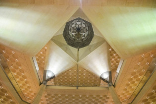 Blick an die subtil beleuchtete Decke im Museum of Islamic Art in Doha, Qatar