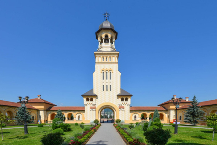 Das Gelände der orthodoxen Kathedrale von Alba Iulia, Rumänien, wird durch einen monumentalen Glockenturm betreten