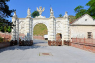 Das Poarta I zur Festung von Alba Iulia ist zwar nicht so prunkvoll wie das Poarta III, aber ebenfalls mit aufwändigen Reliefs und Statuten verziert, Rumänien - © FRASHO / franks-travelbox