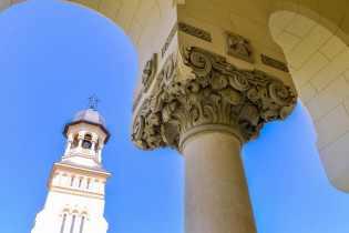 Der Fassadenschmuck, die Nischen, Bögen, Säulen und Kuppeln der orthodoxen Kathedrale von Alba Iulia, erinnern stilistisch an die Sakralbauten der Walachei, Rumänien