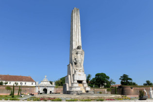 Vor dem Poarta III erinnert der kolossale Obeliscul Horea, Cloșca și Crișan an die drei Anführer des Bauernaufstandes von 1784, die in Alba Iulia hingerichtet wurden, Rumänien