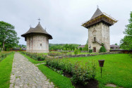 An der Klosterkirche von Humor im Norden von Rumänien können die ältesten Fresken aller Moldauklöster der Bukowina bestaunt werden - © FRASHO / franks-travelbox