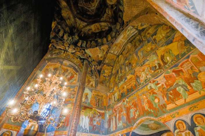 Auch der Innenraum der Klosterkirche von Arbore, Rumänien, ist zur Gänze mit farbenprächtigen Motiven übersät