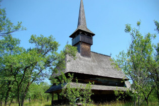 Die eindrucksvolle Holzkirche von Bârsana im Norden Rumäniens zählt zu den acht Holzkirchen der Maramureș, die zum UNESCO-Weltkulturerbe erklärt wurden