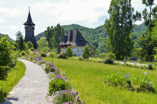 Die eindrucksvolle Klosteranlage der Stadt Bârsana im Norden von Transsylvanien zählt zu den schönsten und bemerkenswertesten Holzbauten Rumäniens