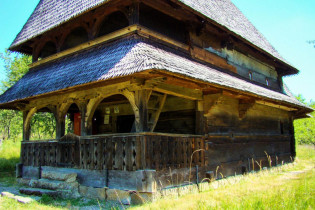 Die Holzkirche von Bârsana, Rumänien, war ursprünglich die Klosterkirche von Bârsana und steht erst seit 1806 auf ihrem heutigen Platz