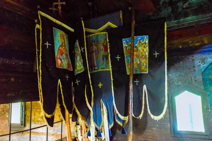Auch die Textilien in der Holzkirche von Botiza sind traditionell handgefertigt, Rumänien