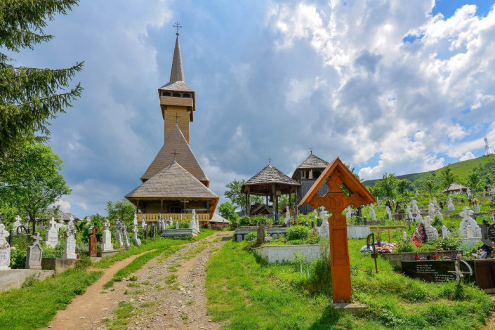 Botiza im Norden von Rumänien beherbergt eine traditionelle Holzkirche und ein sehenswertes Museumshaus