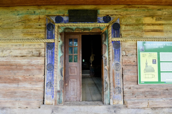 Das Eingangsportal der Holzkirche von Botiza weist die typischen Merkmale eines Maramureș-Tores auf, Rumänien