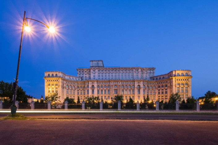 Das prachtvolle  äußere Erscheinungsbild des Parlamentspalastes in Bukarest bietet vor allem des Nachts einen unvergesslichen Anblick, Rumänien