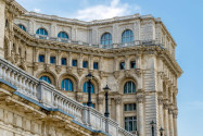 Detailansicht der Außenfassade des gewaltigen Parlamentspalastes in Bukarest in Rumänien - © Daniel Korzeniewski / Shutterstock