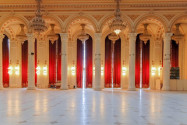 Eine gewisse Ähnlichkeit mit dem französischen Schloss Versailles ist dem Parlamentspalast in Bukarest nicht abzusprechen, Rumänien - © Narcis Parfenti / Shutterstock