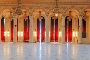 Eine gewisse Ähnlichkeit mit dem französischen Schloss Versailles ist dem Parlamentspalast in Bukarest nicht abzusprechen, Rumänien