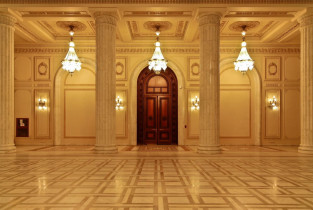 Im Inneren des Parlamentspalastes in Bukarest wurde Marmor aus Siebenbürgen im Überfluß verwendet, Rumänien