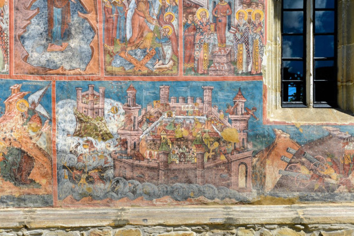 Das bekannteste Fresko am Kloster Moldovița ist die fantastische Darstellung der Belagerung Konstantinopels an der Südfassade, Rumänien