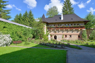 Das Kloster Moldovița im Norden Rumäniens ist innerhalb seiner Klostermauern in einen herrlichen Garten eingebettet