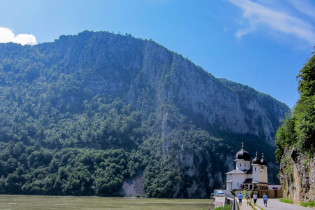 Das Kloster Mraconia liegt im Naturpark Eisernes Tor rund 100 Meter nach der Mraconia-Mündung und der Decebalus-Statue, wie es malerischer kaum sein könnte, Rumänien