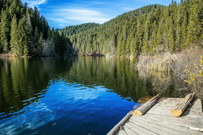 Der Lacul Roşu in Rumänien hat seinen Namen Eisenoxiden zu verdanken, die sein Wasser manchmal rötlich schimmern lassen